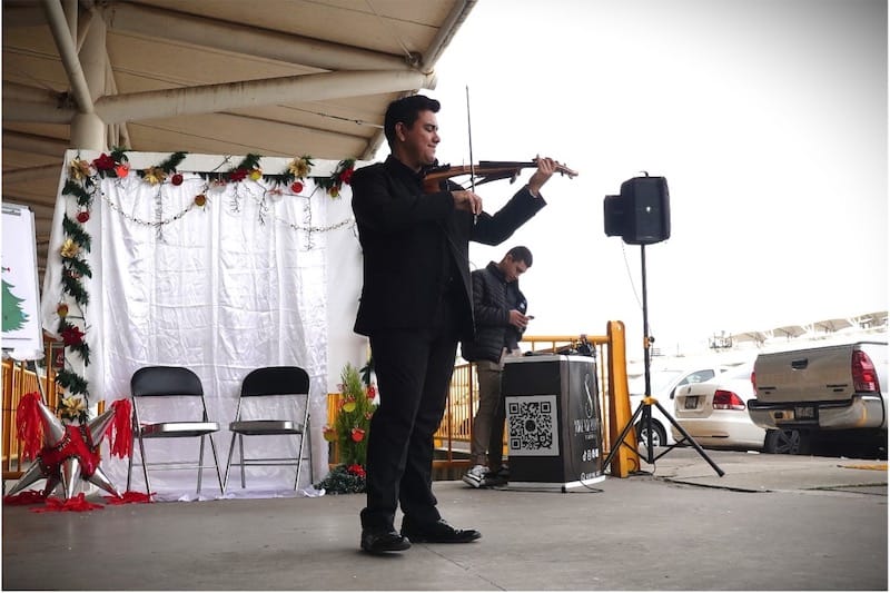 Violinista Mike Villalobos en el centro de abastos viñedos san Marcos de Aguascalientes en Diciembre 2023