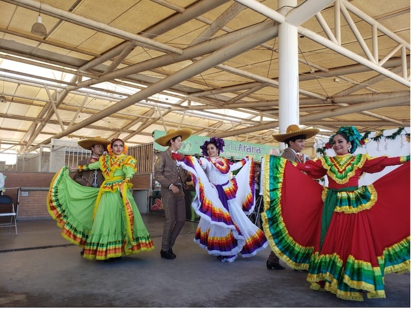 Grupo de Danza Folclórico llamado “Los Folklorisimos”.